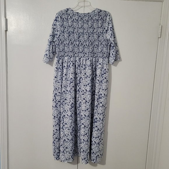 NWT  Made With Love  Floral Smocked Midi Dress Size L with Pockets  Half Sleeve - Picture 5 of 5